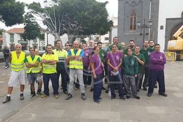 Los afectados por el retraso en el pago de las nóminas municipales exigen cobrar (Foto TA)